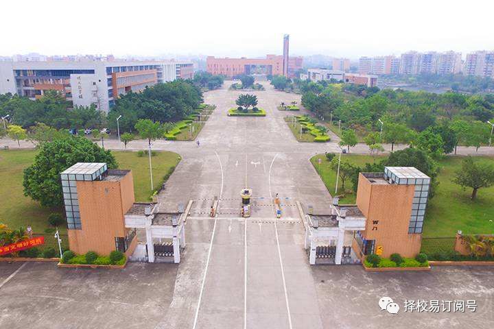 提前到各专科院校门前逛一逛竟然有像寺庙般的校门