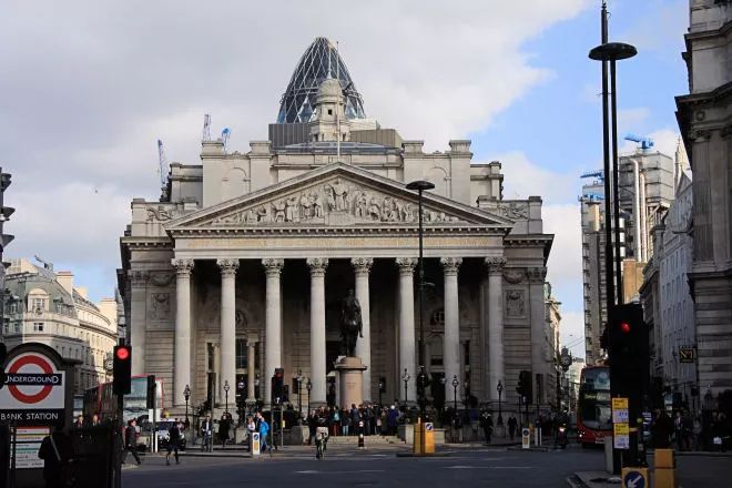 圣保罗大教堂(st paul's cathedral)这栋公元604年起就存在的伦敦"