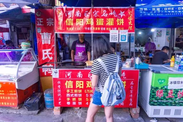 信阳鸡蛋灌饼 8块钱的饼儿,跟阿姨那一腔纯正的河南口音聊聊天,一个