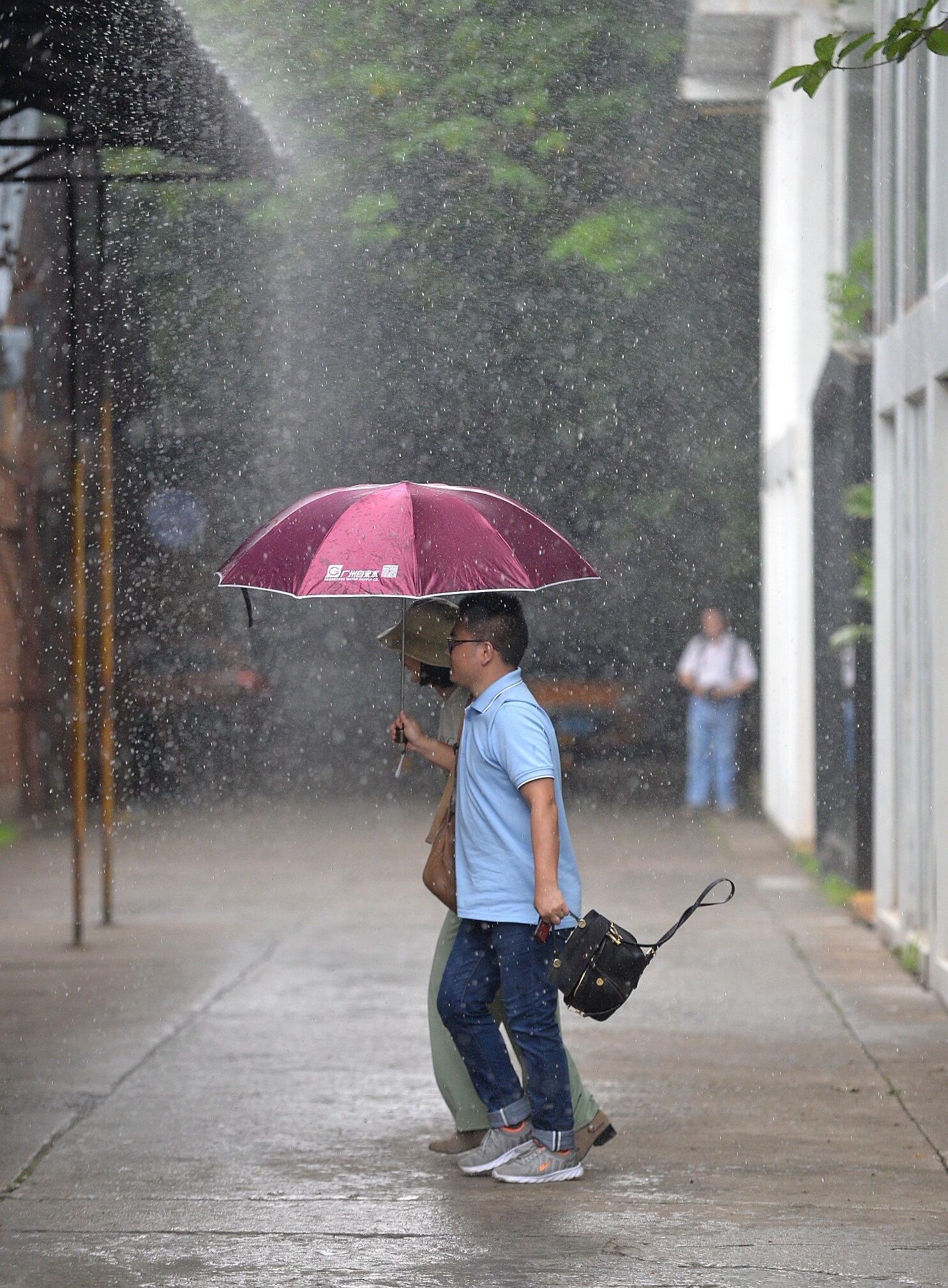 五一小长假最后一天,雨水和阳光轮番上阵