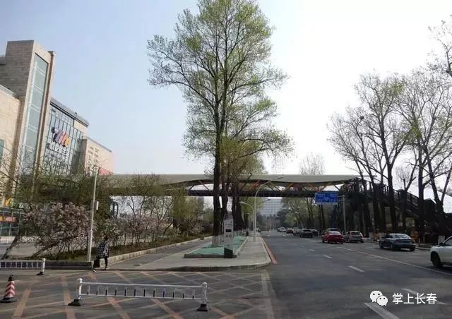 全新一站式休闲娱乐模式受到了大批市民们的光顾,延安大街东西两侧