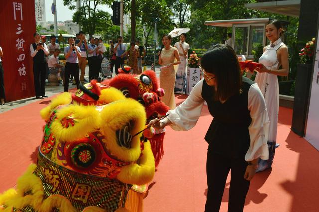 (东海开发营销经理陈丽珊为雄狮点睛)