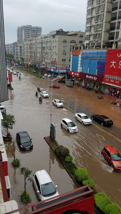 大暴雨袭击梧州龙圩,多地积涝,街头惊现多幕感人的