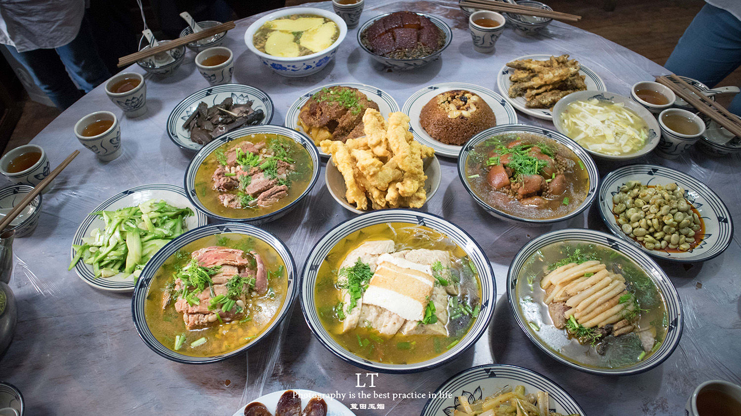 所以,这里沿袭至今的美食也非常多,首先恩阳古镇最出名的就是【十大碗