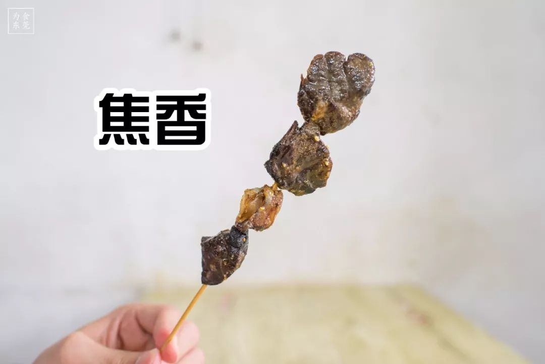 体态匀称健美的鸡翼,用签子串成一"大长翼",使鸡翅每一个部位都炸的