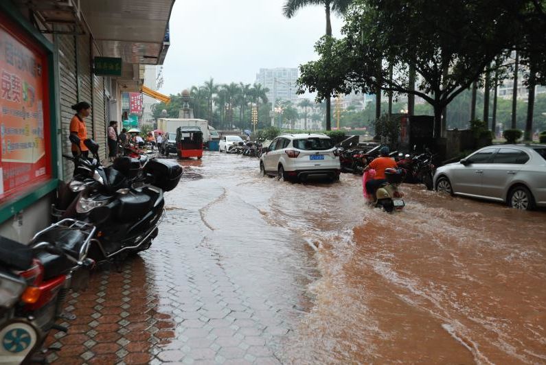 大暴雨袭击梧州龙圩,多地积涝,街头惊现多幕感人的