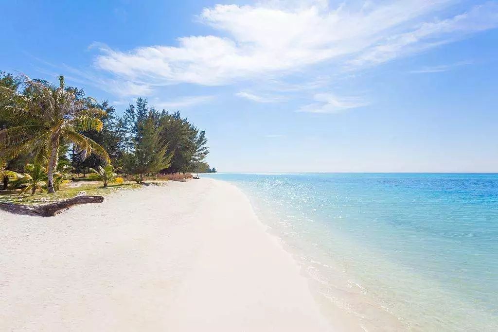 旅游 正文 白沙滩是象岛最早开发的沙滩,也是岛上最热闹繁华的地方.