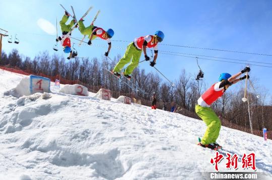 在晚春滑雪季秀出"花式滑雪" 陈绎名 摄