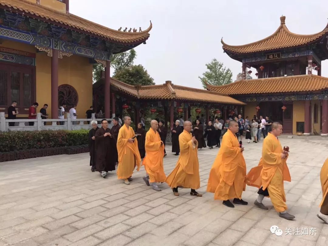 活 动 回 顾 5月1日上午9:30东初寺集合 大雄宝殿祈福仪式,众法师