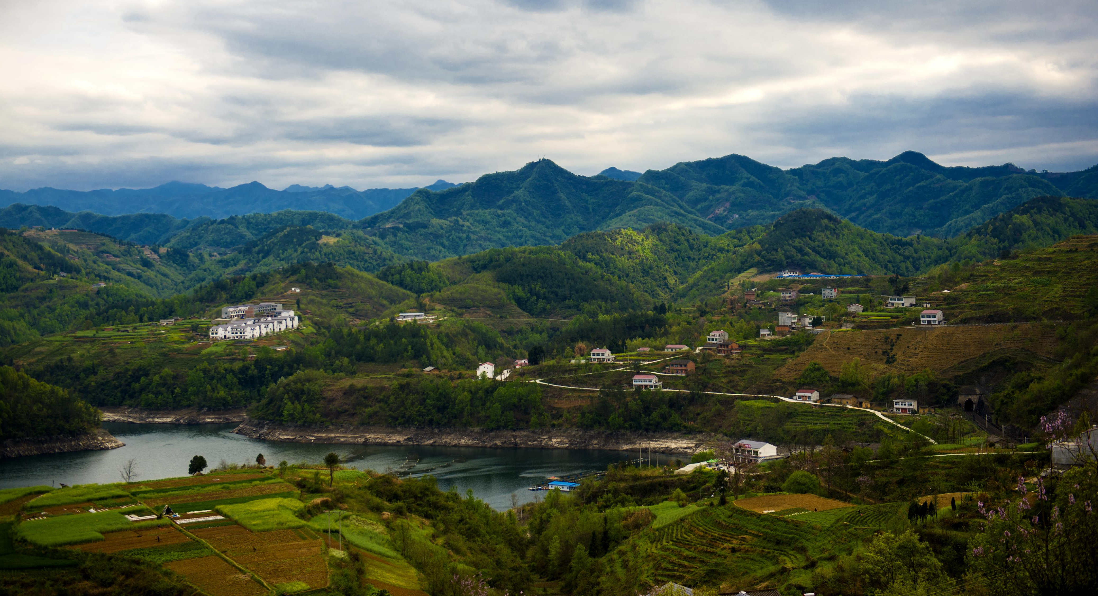 去哪儿？强烈推荐：“中国十大最美小镇”——安康流水镇！