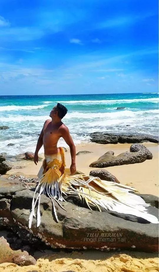 泰国40岁肌肉大叔扮成美人鱼辣眼睛,只为呼吁保护海洋环境