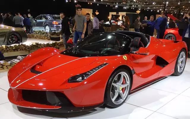 红色敞篷法拉利laferrari aperta