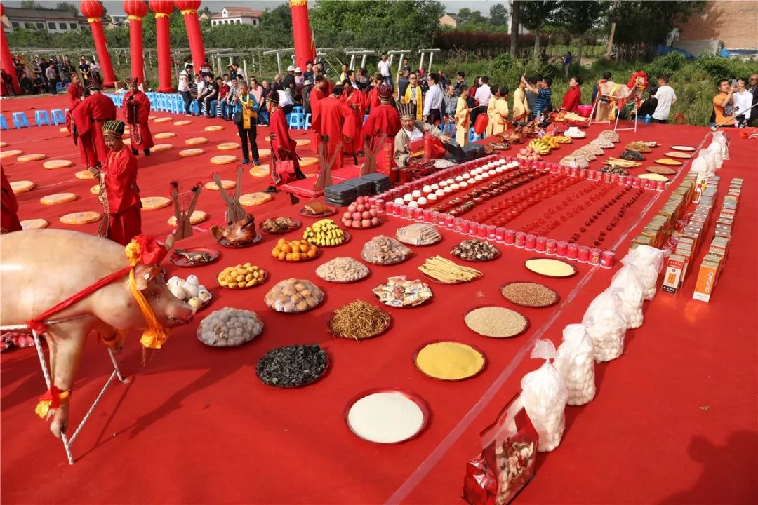 闻听海内外赵氏前来祭祖,赵公明故里群众以及众多财神后裔,敲锣打鼓