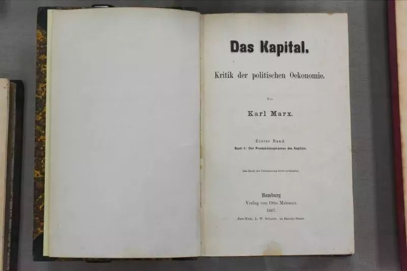 ▼ 《资本论》德文第一版1848年1月底,马克思将《共产党宣言》手稿从