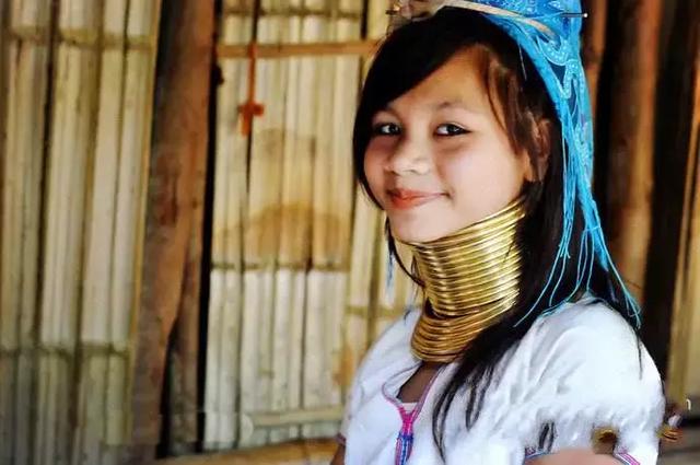 在云南与缅甸交界处生活着一个奇特的民族,女