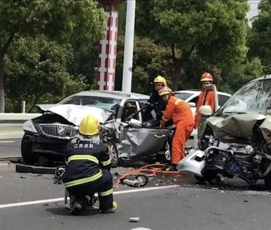 撞上护栏冲到逆向车道上一辆面包车由西向东行驶常州市武进延政西大道