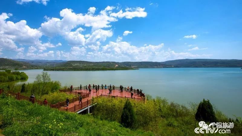 以建设乡村生态旅游名县为目标,以千湖国家湿地公园为重点,以中华尊师