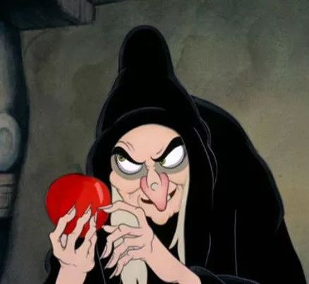 《白雪公主》里拿着有毒红苹果的女巫,《绿野仙踪》里声音嘶哑,又老
