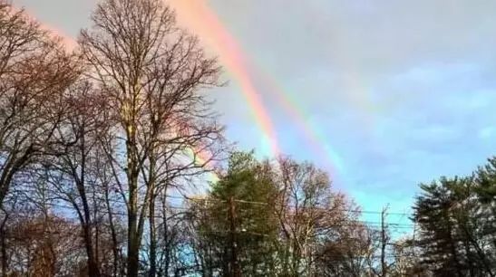 2015年4月21日,纽约一女子拍摄到4道彩虹的罕见美景.