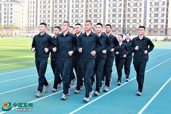 空军某部官兵穿着新配发的长袖体能训练服进行体能训练.