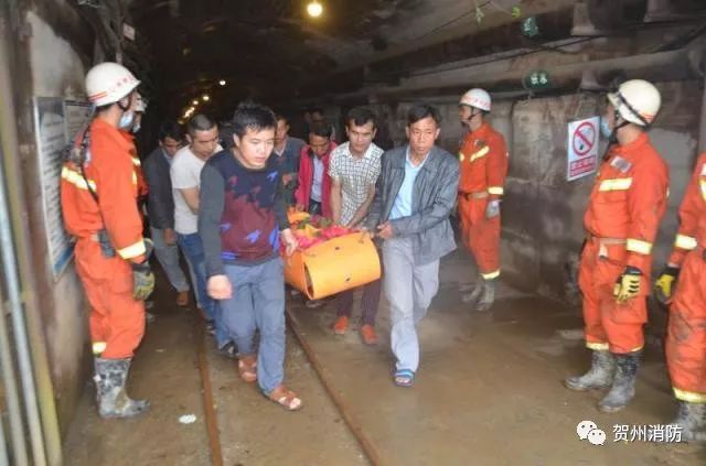 贺州珊瑚镇珊瑚矿2名村民失足掉进矿洞钟山消防紧急救援