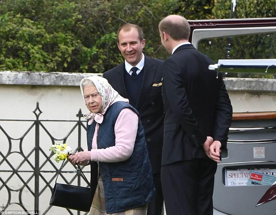 英国女王乘坐直升飞机去肯辛顿宫看望凯特王妃和曾孙路易王子