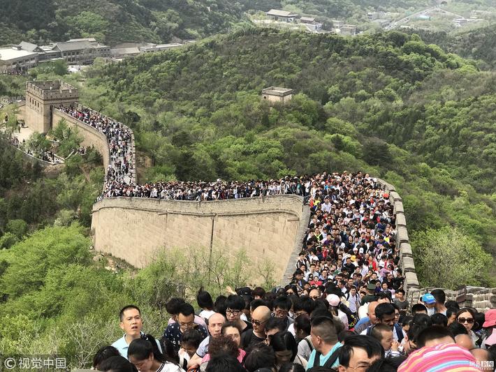 五一假期 八达岭长城现"人海 游客艰难移动