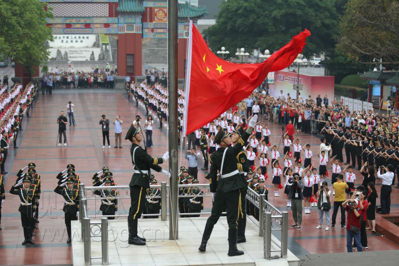 升国旗仪式视频⊙重庆人民广场五一升国旗仪式 十八中