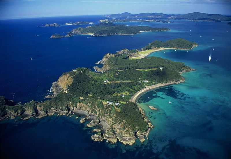 这个小岛就是澳大利亚的圣诞岛,面积135平方公里,人口不到2000,是个