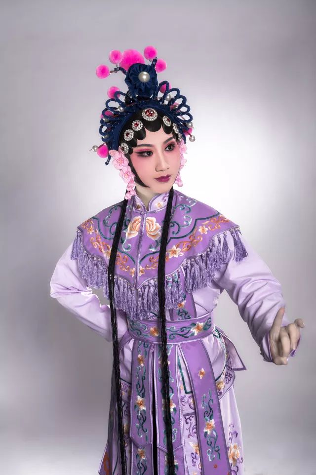 张晓华 饰——女兵