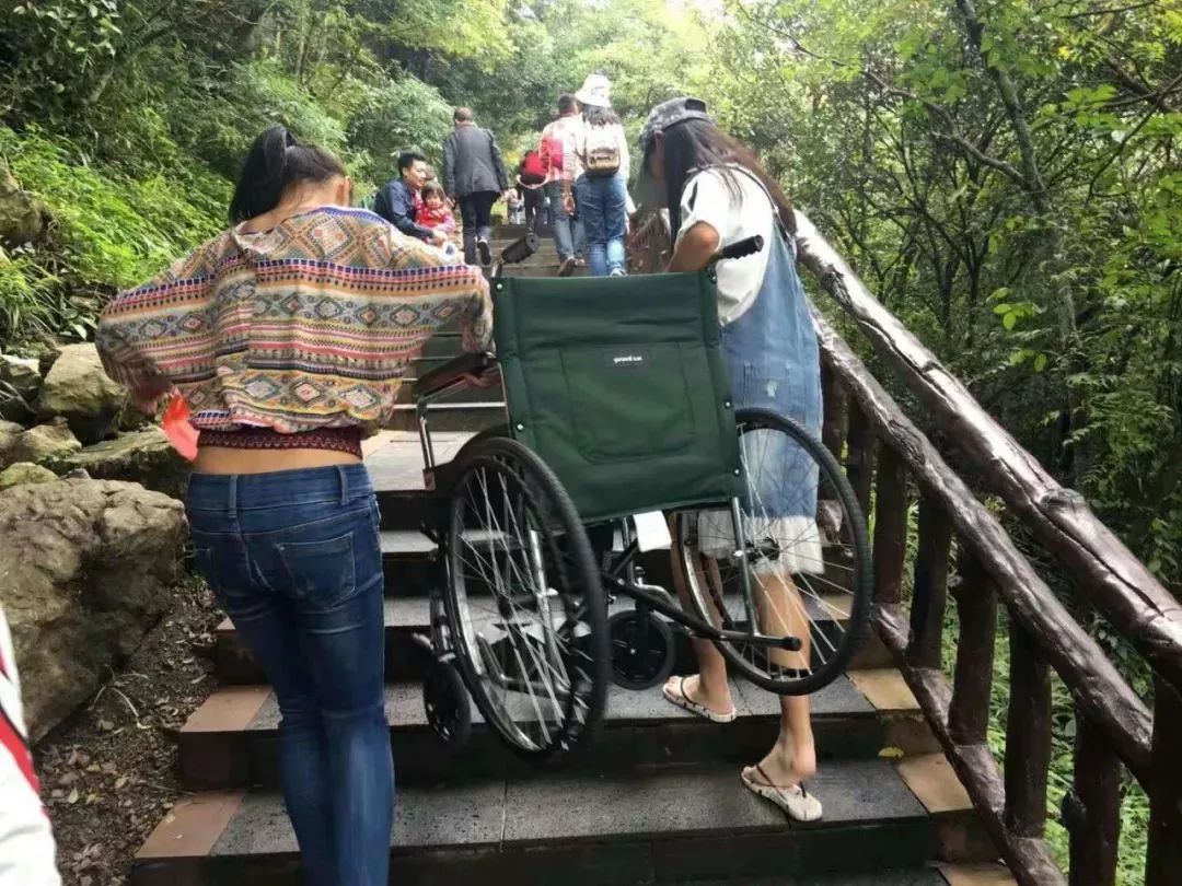 去年,黄勇一家人去武陵山旅游,母亲虽然有轮椅,但是上山下山非常不