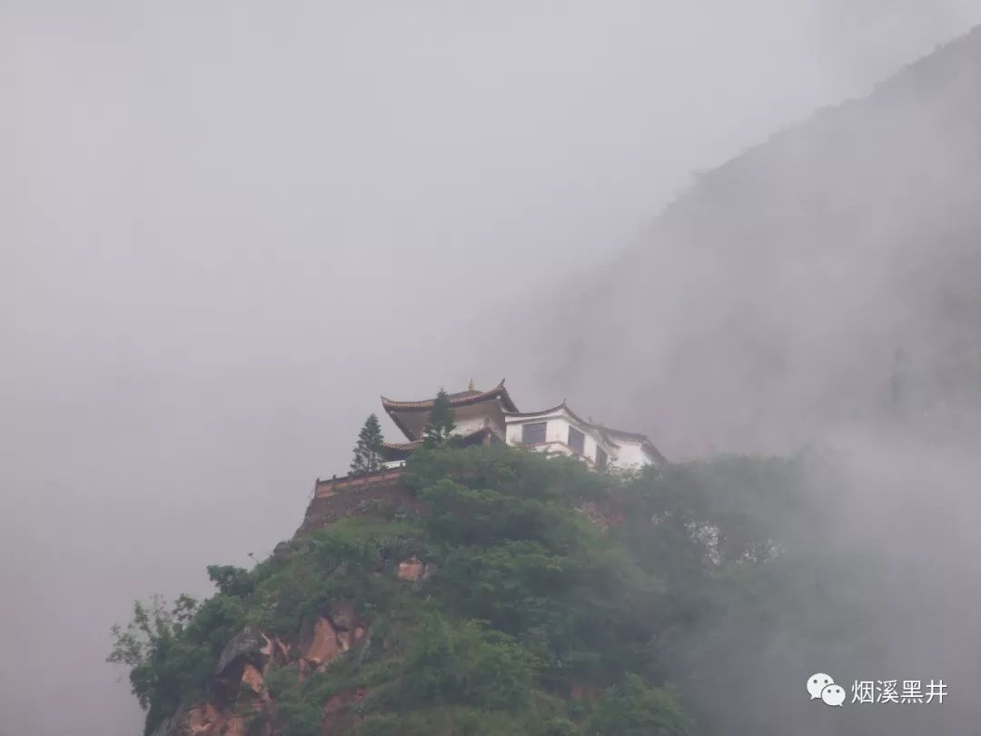 雾中的飞来寺