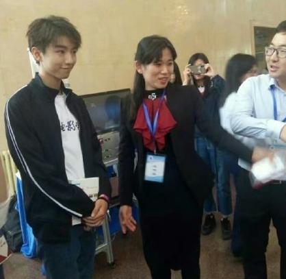 王俊凯最近身穿北影校服现身北京理工大学参加活动.