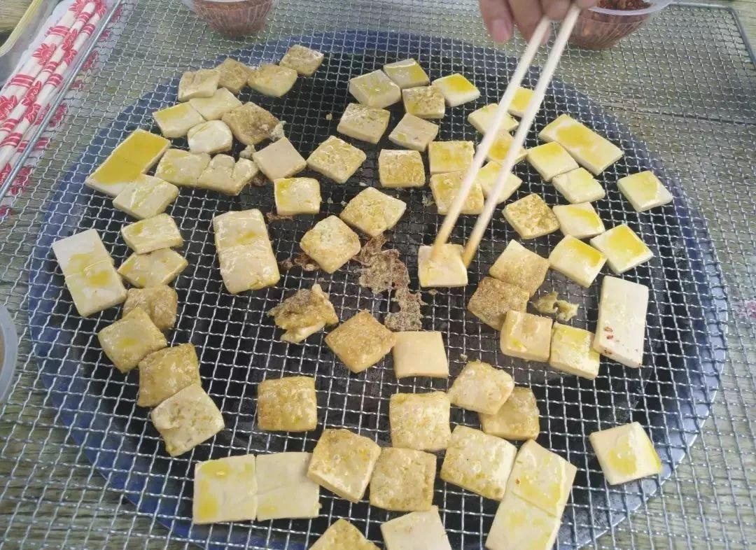 震惊!遵义四城区,每天最少吃掉36万块烤小豆腐