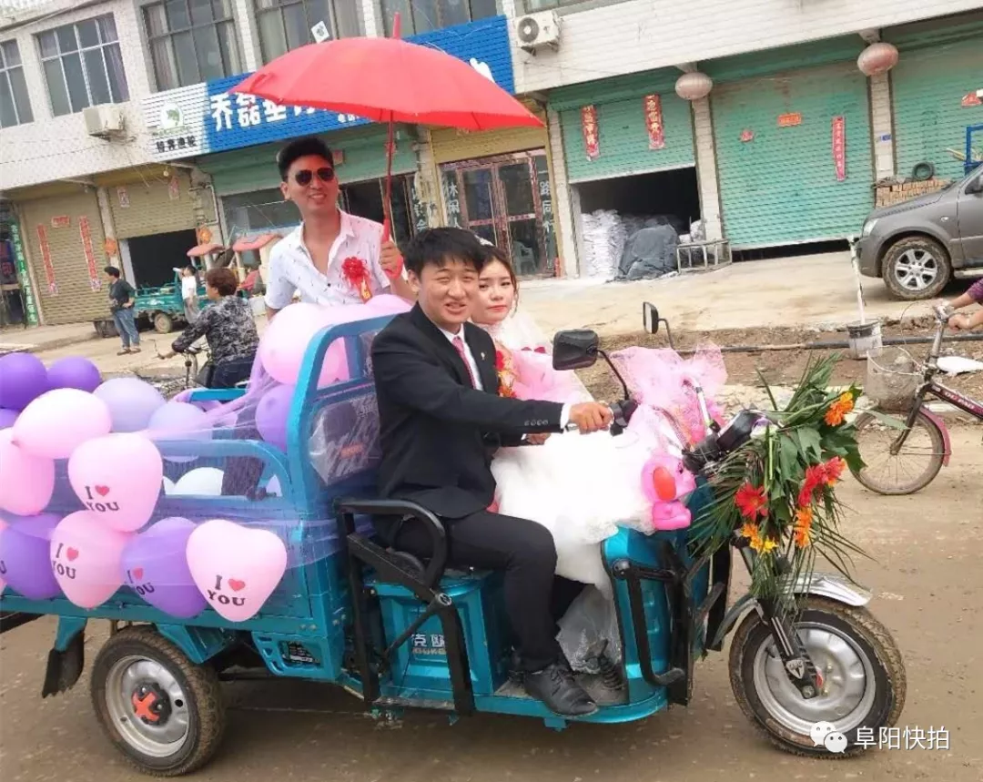 三轮车,20辆电动车,在近300只各色气球的装扮下组成了一支迎亲车队