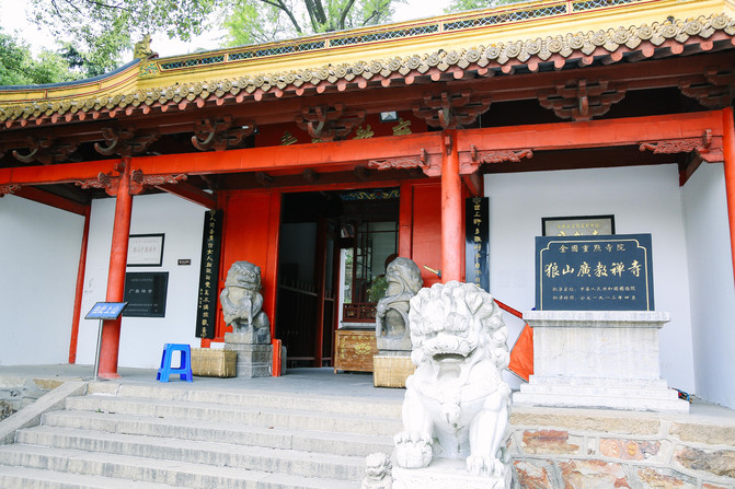 这里是狼山广教禅寺,进入寺门就开始要爬山了,狼山并不高,最高峰也