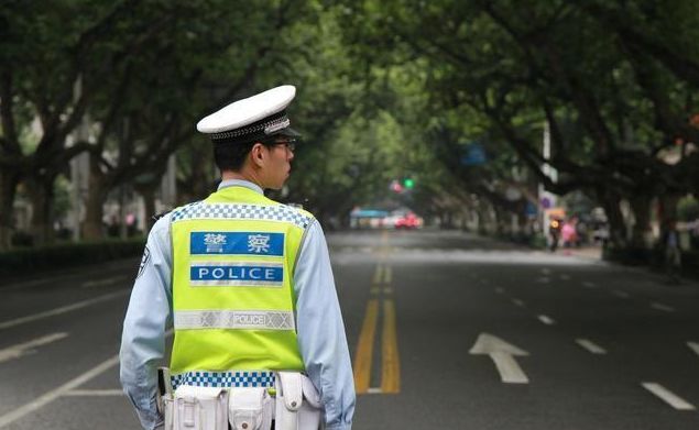 交警队成立后,成为宝应首批交通警察,张永成先后干过路面执勤,事故