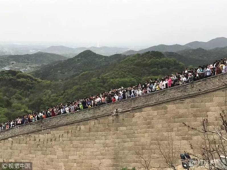 据北京市旅游委提供数据显示,五一假期首日,北京市重点监测的170家