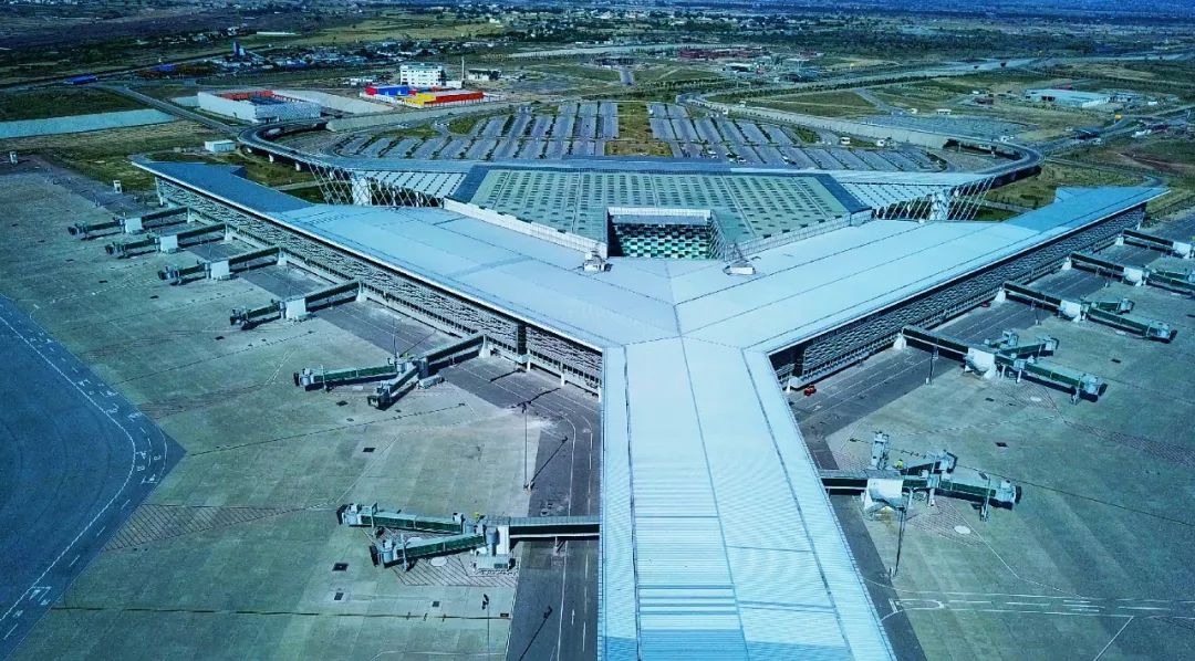 由于伊斯兰堡国际机场在航空互联互通和辐射周边地区上的地位显著,对