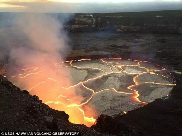 24小时内美国这座火山附近已发生地震250余次,地面