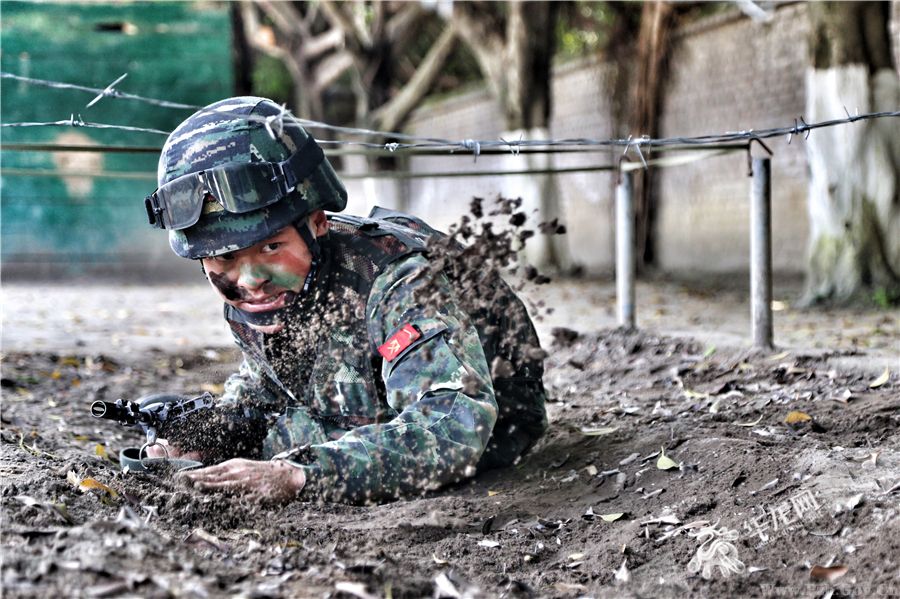 组图|奋斗正当时 重庆武警特战队员以魔鬼式训练致意