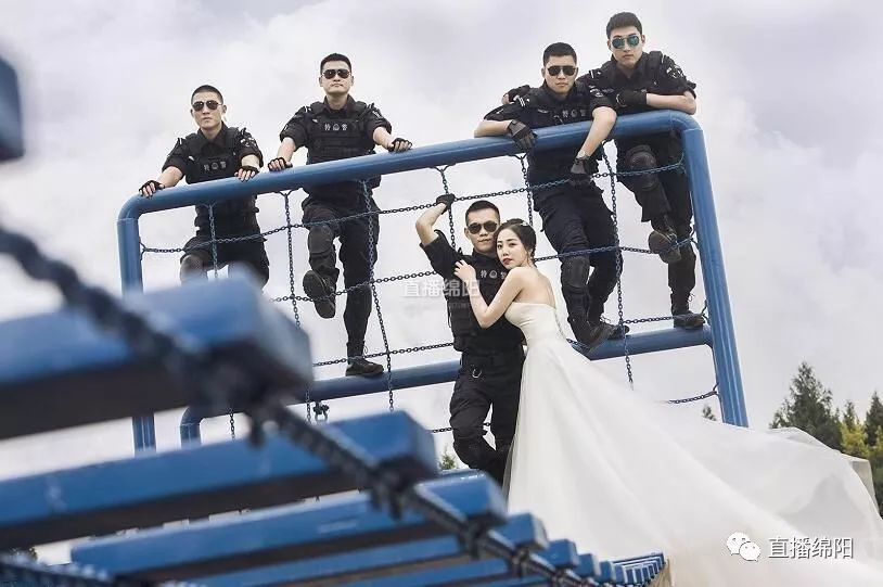 当婚纱遇上警服 绵阳巡特警夫妇铁血浪漫再走红