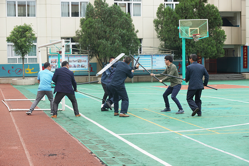 巴中市实验小学举行反恐防暴演练