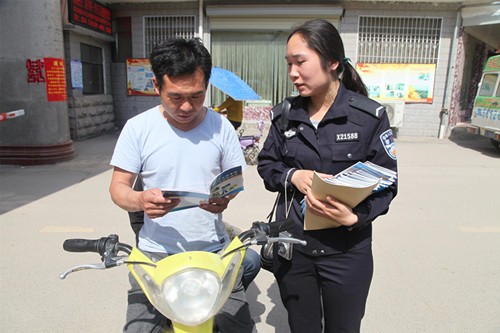 平舆县公安局民警大街宣传反暴恐知识