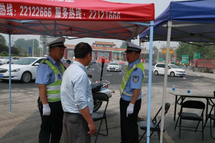 图2为民警在服务群众