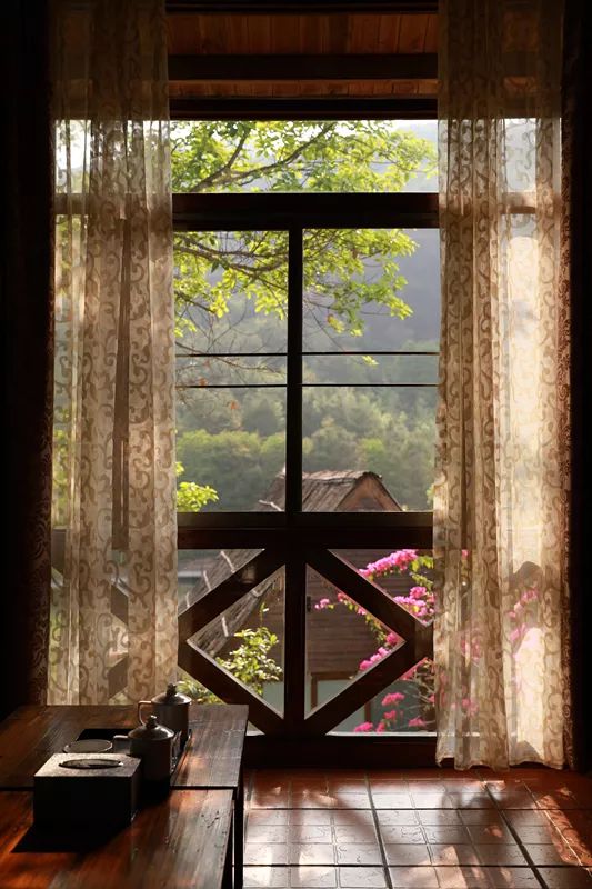 坐在窗前喝茶看风景,享受一个惬意的午后时光.