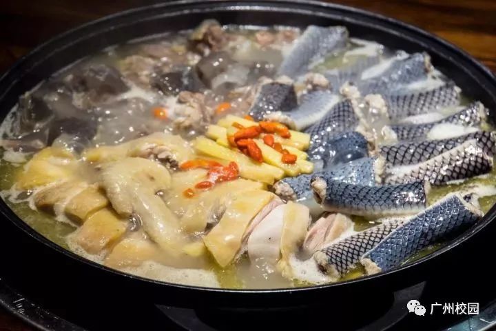美食 正文  广东人吃蛇,首先蛇蛋,蛇胆,蛇皮和蛇骨会用来煮粥,粥十分