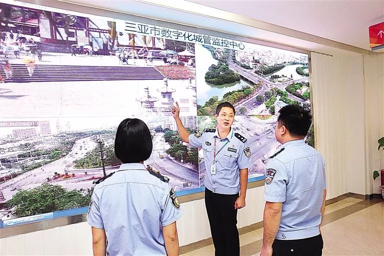 吴奇峰在三亚市旅游警察指挥中心分析景区动态 记者高凌 摄"王彦丹