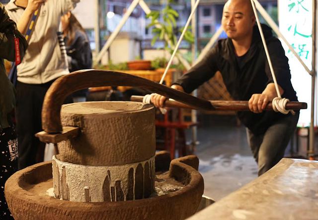 传统工艺手工石磨黑豆腐在这家火锅店可以吃到