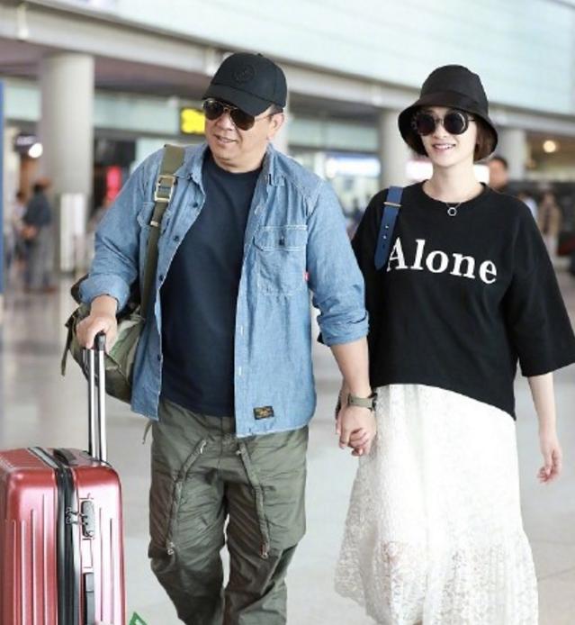 李小冉与老公徐佳宁现身机场,甜蜜说笑像极了年轻小情侣